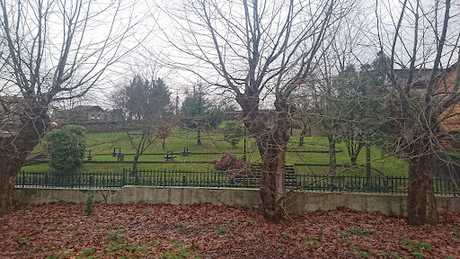 Fotografia tomada fuera de Centro de Saúde de Oza dos Ríos - Centro de salud en Oza-Cesuras A Coruña
