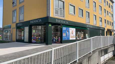 Fotografia tomada fuera de Farmacia Francisco Rodríguez-Segade Vázquez - Óptica en Brión A Coruña