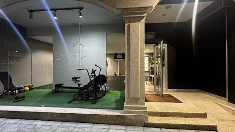 Fotografia tomada fuera de Centro Entrena con Lau - Gimnasio en Miño A Coruña